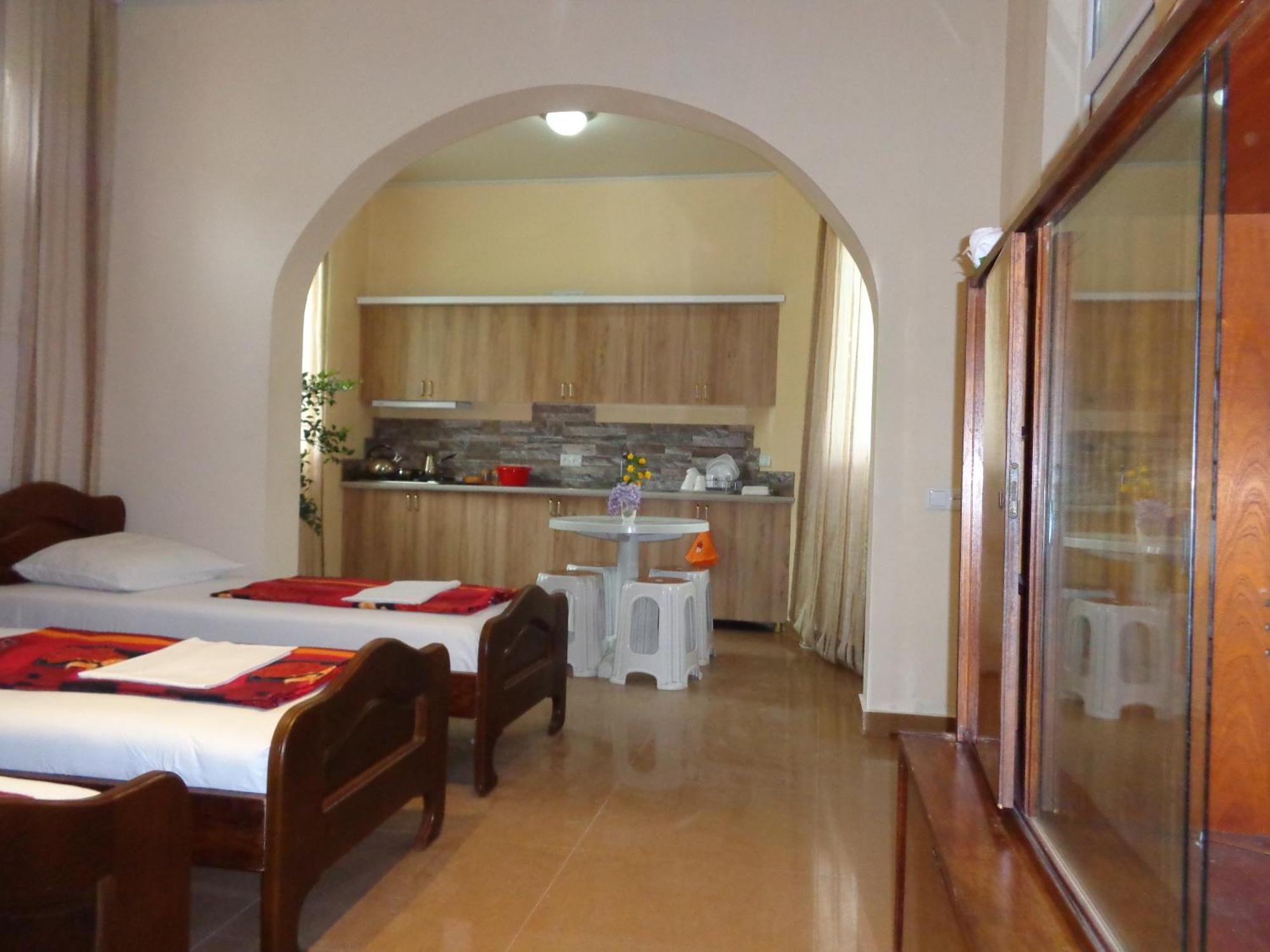 White Guest House Batumi Quarto foto