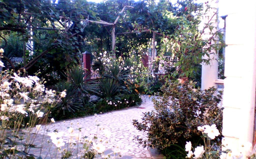 White Guest House Batumi Quarto foto